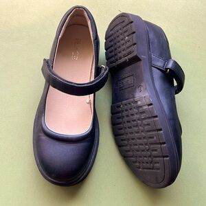 The childrens place girl black school Mary Jane shoes size 3